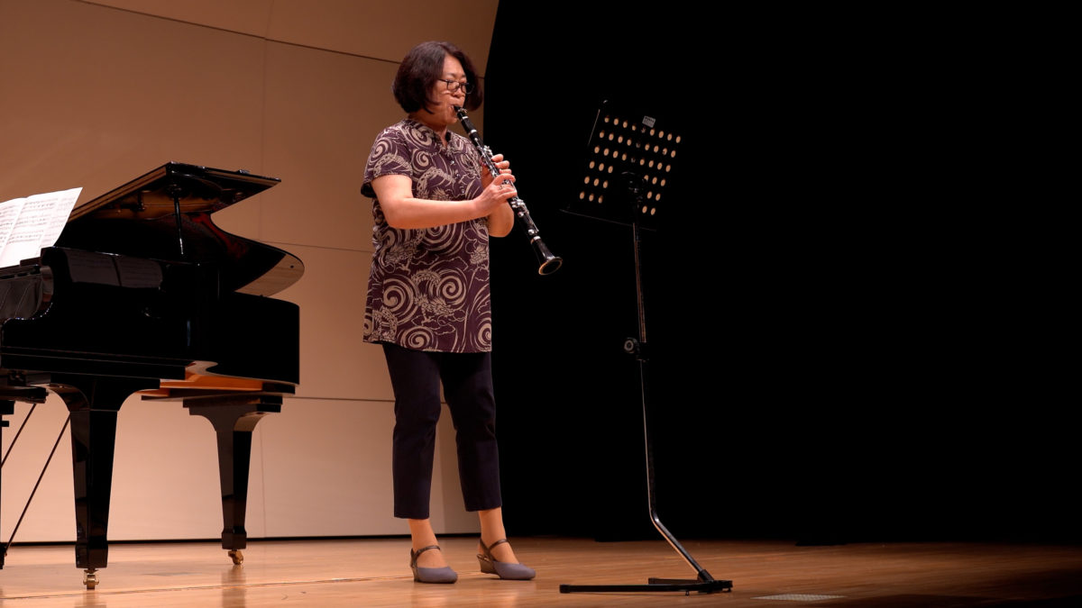 発表会でソロ演奏する生徒