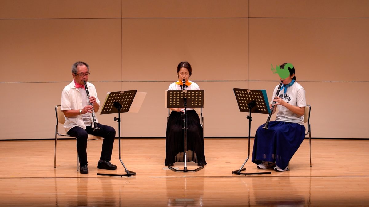 発表会で演奏する初級者アンサンブルメンバー