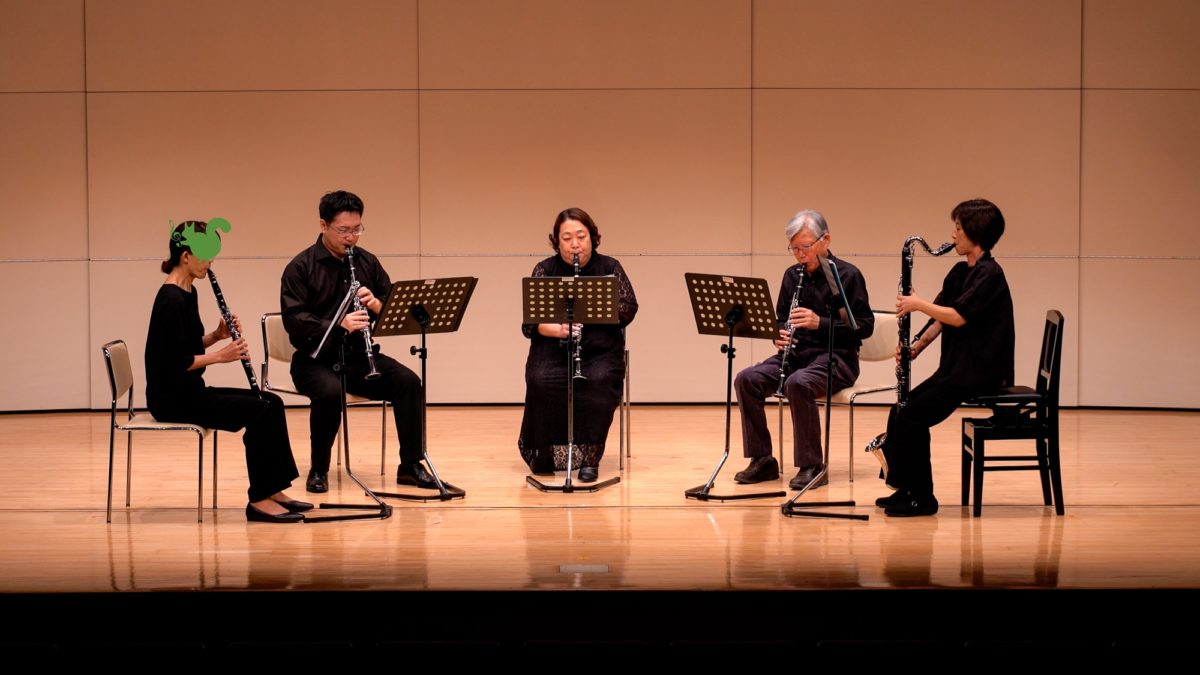 発表会で演奏する中級者アンサンブル・チームくらげのメンバー