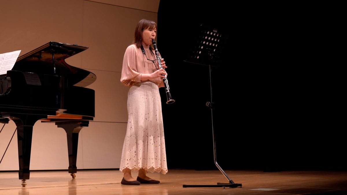 発表会でソロ演奏する生徒