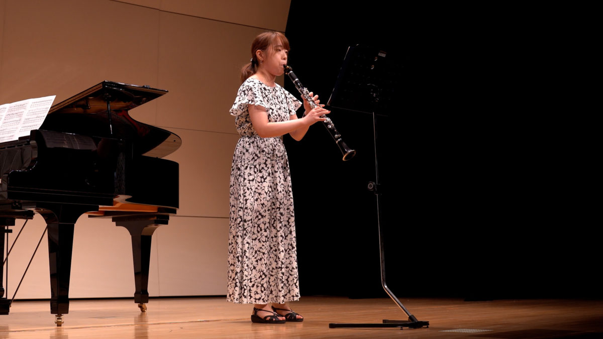 発表会でソロ演奏する生徒