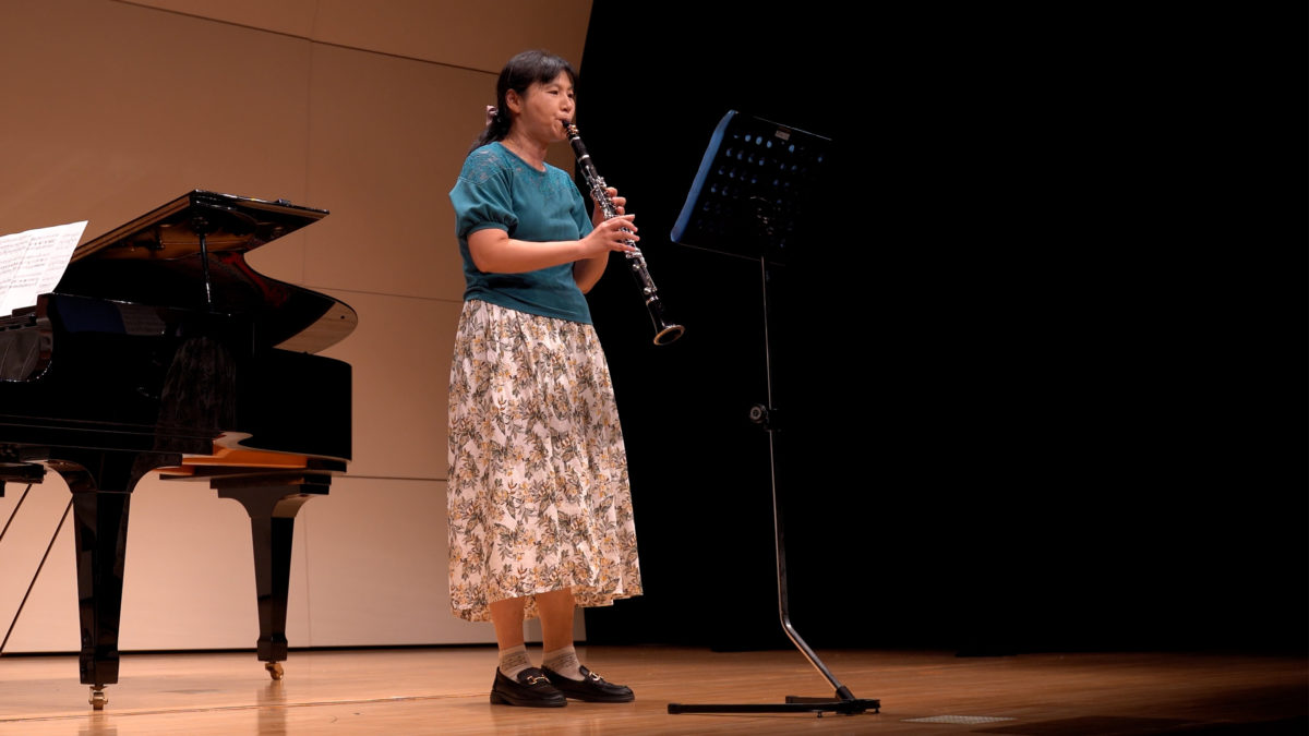発表会でソロ演奏する生徒