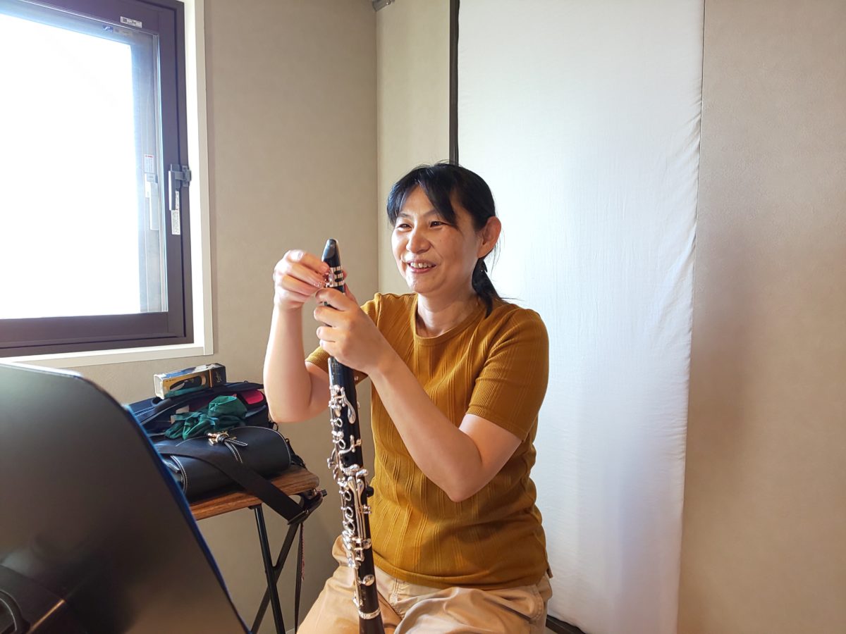 笑顔でリードをつける生徒