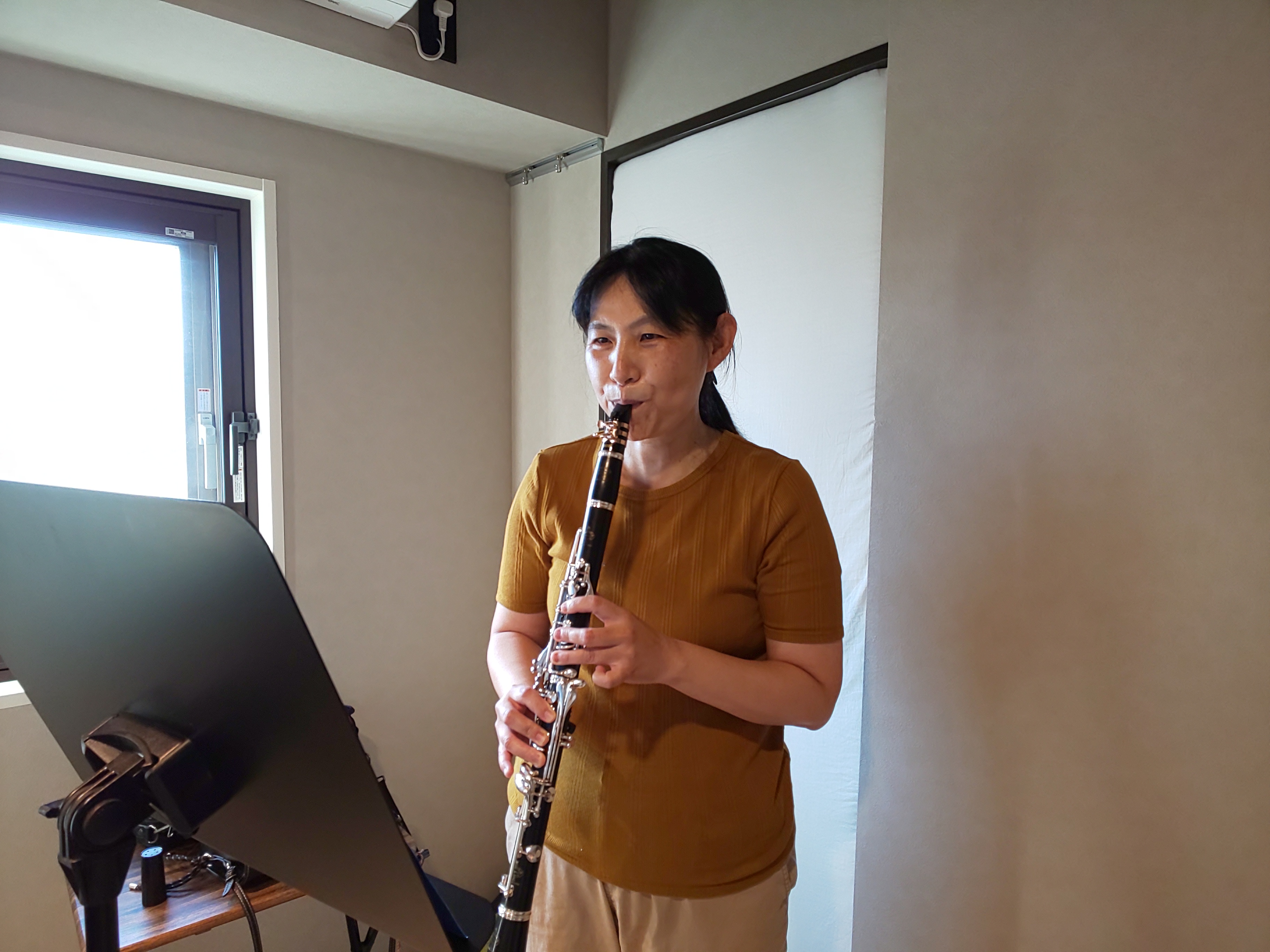 立って曲を吹く生徒