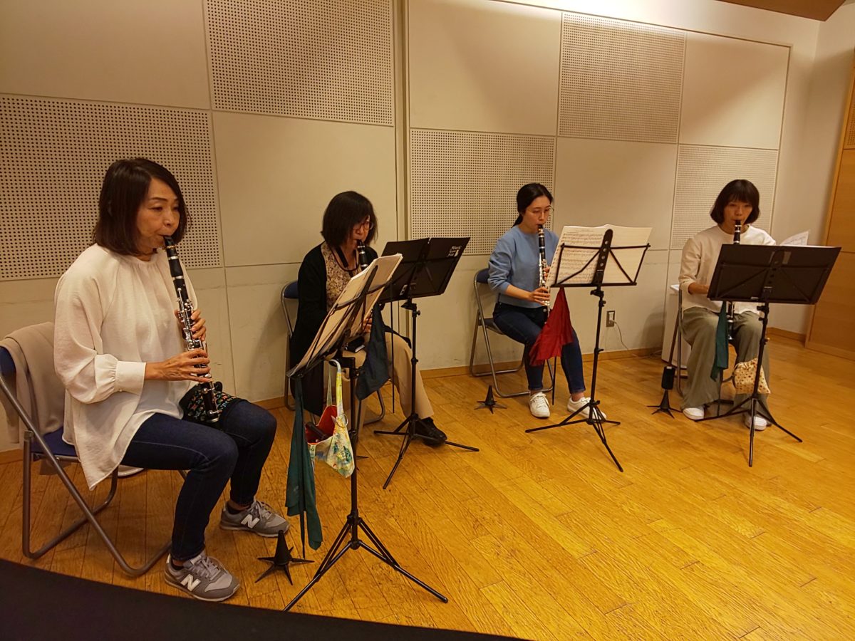 全員揃ってのアンサンブルを楽しむ中級者アンサンブル・チームかるがものメンバー