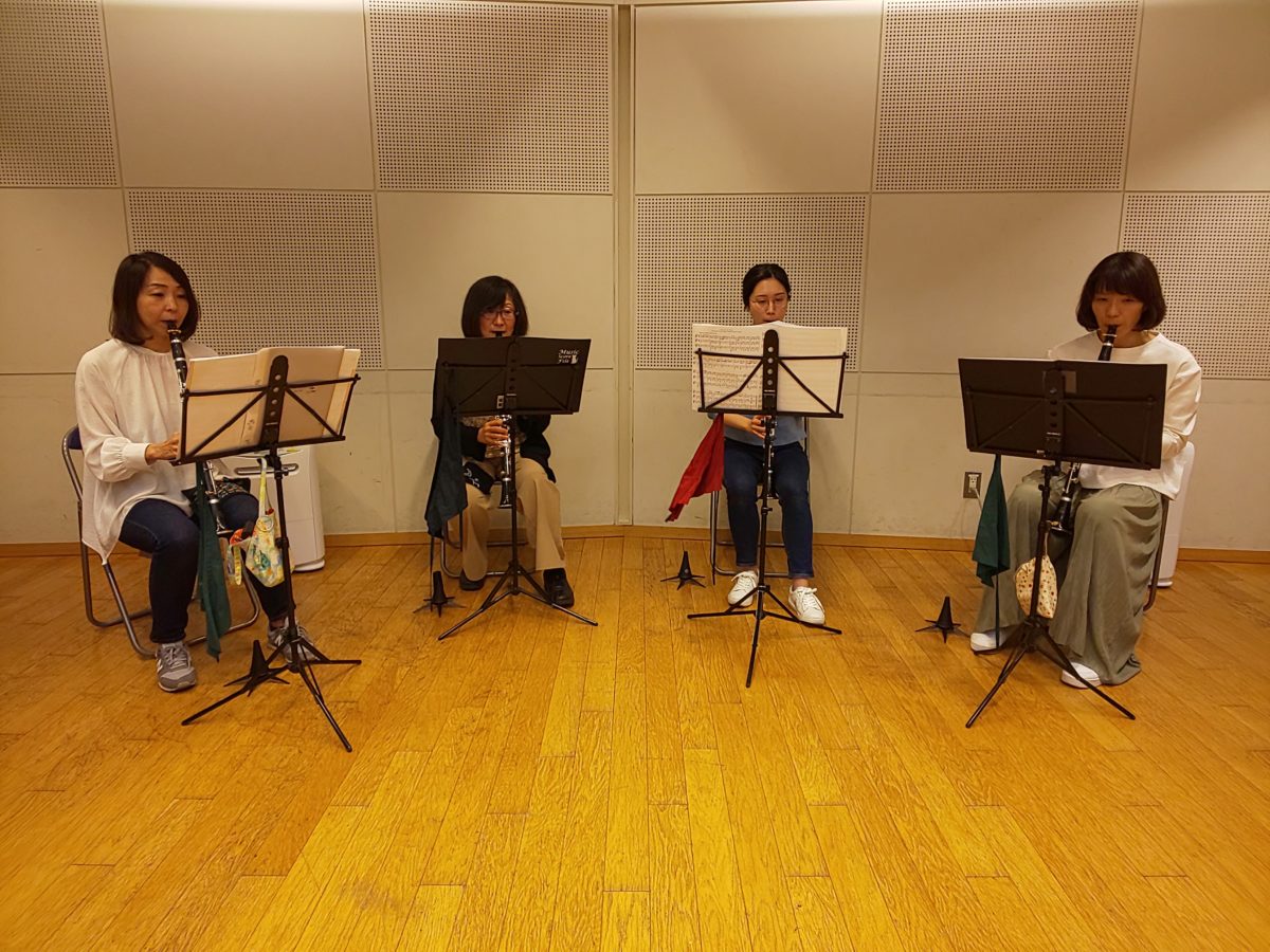 全員揃ってのアンサンブルを楽しむ中級者アンサンブル・チームかるがものメンバー