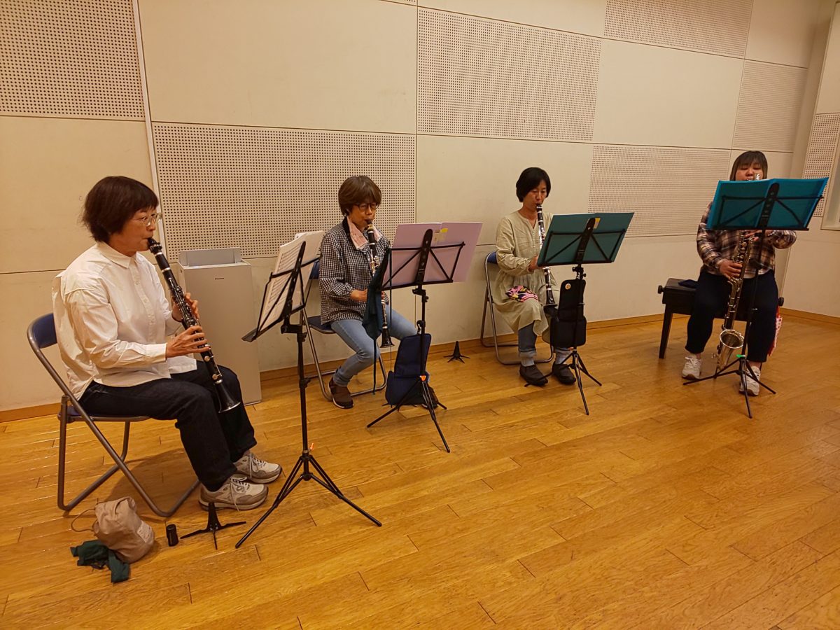 講師から出された課題に気をつけながら練習をする中級者アンサンブル・チームぞうさんのメンバー