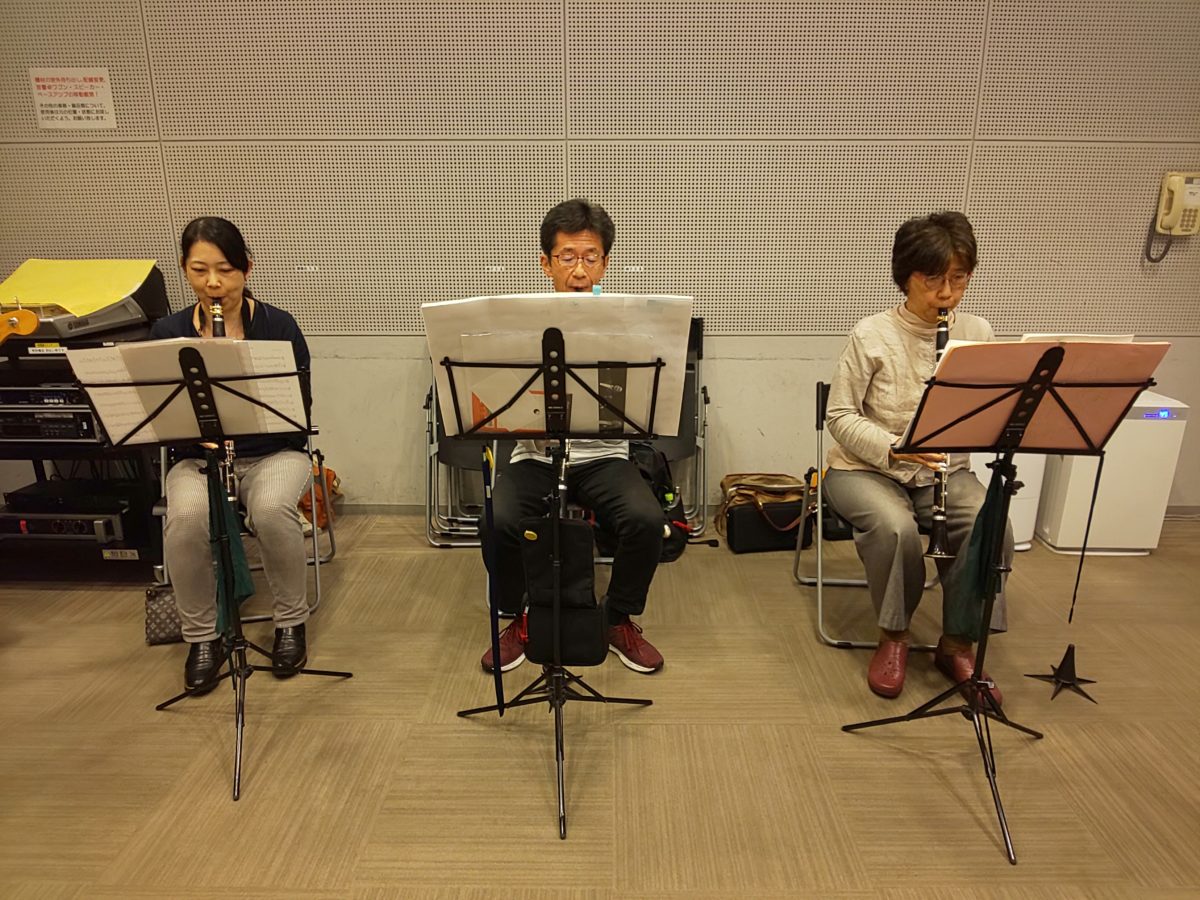 精度を上げるために練習するバンドアンサンブルメンバー