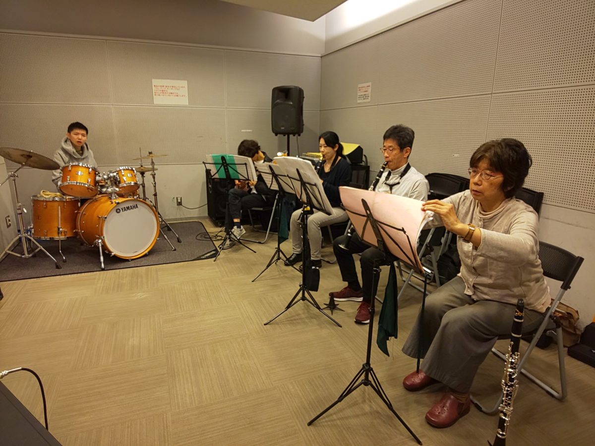 休憩時間に個人練習に励むバンドアンサンブルメンバー