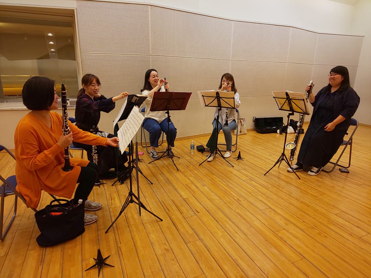 笑顔でおしゃべりする上級者アンサンブルメンバー