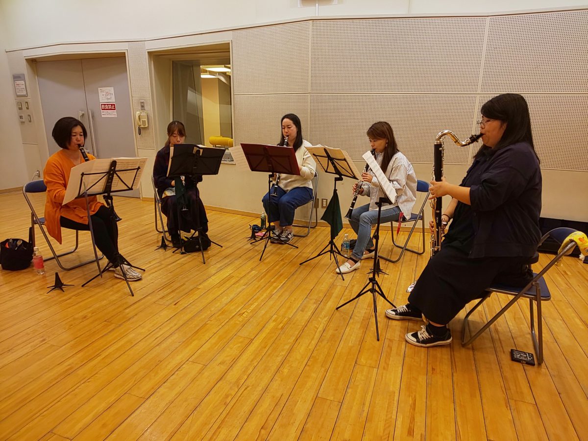 たくさんの臨時記号や変則的なリズムと格闘する上級者アンサンブルメンバー