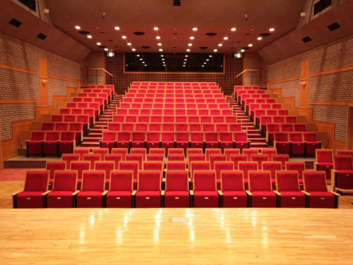 舞台から見た改修工事後の野方区民ホールの客席