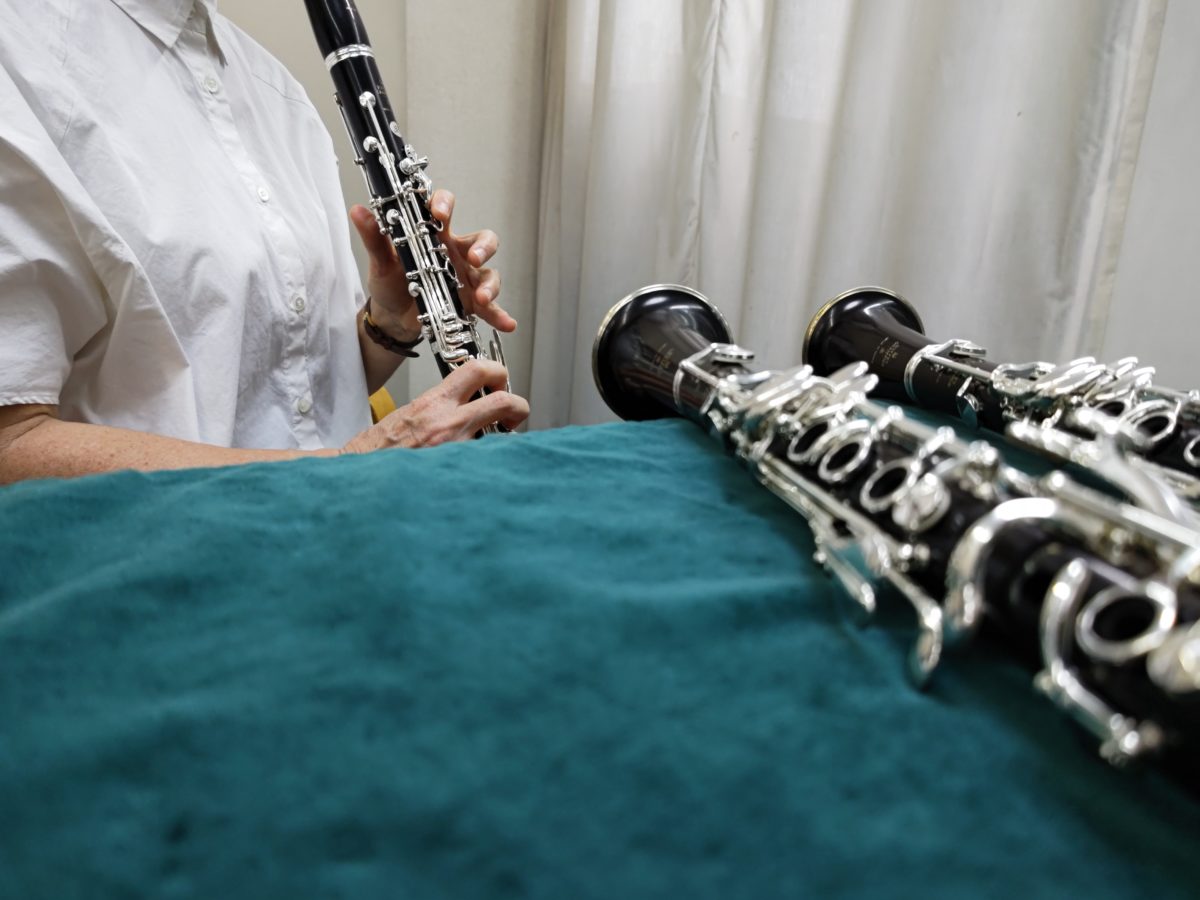 新品のクラリネットを吹いて購入楽器を選ぶ生徒
