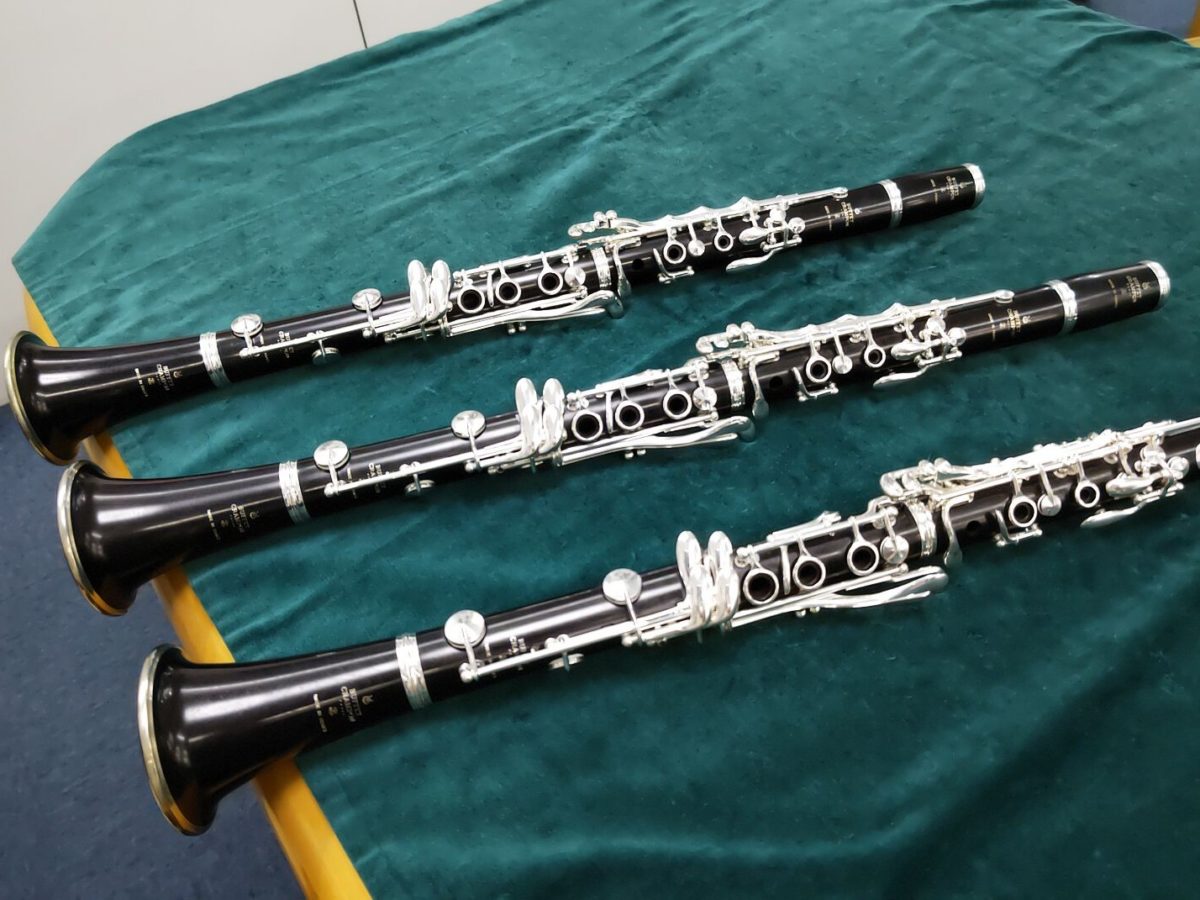 選定用に並べられた新品のクラリネット
