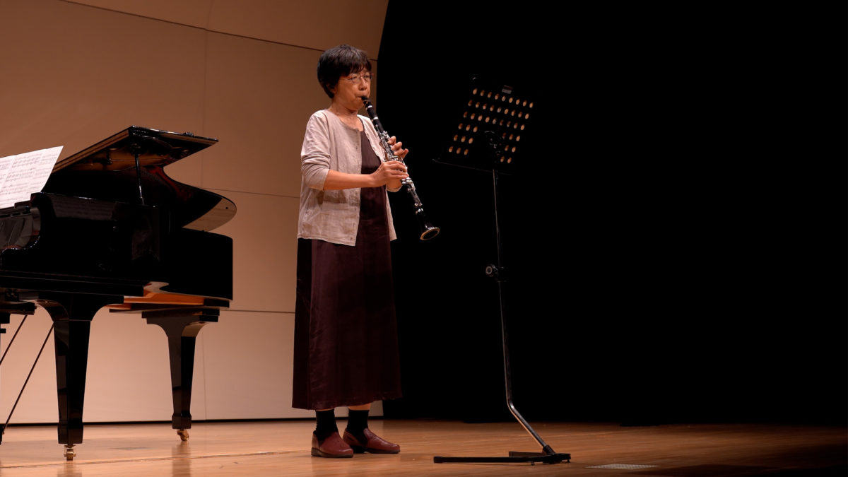 発表会でソロ演奏する生徒