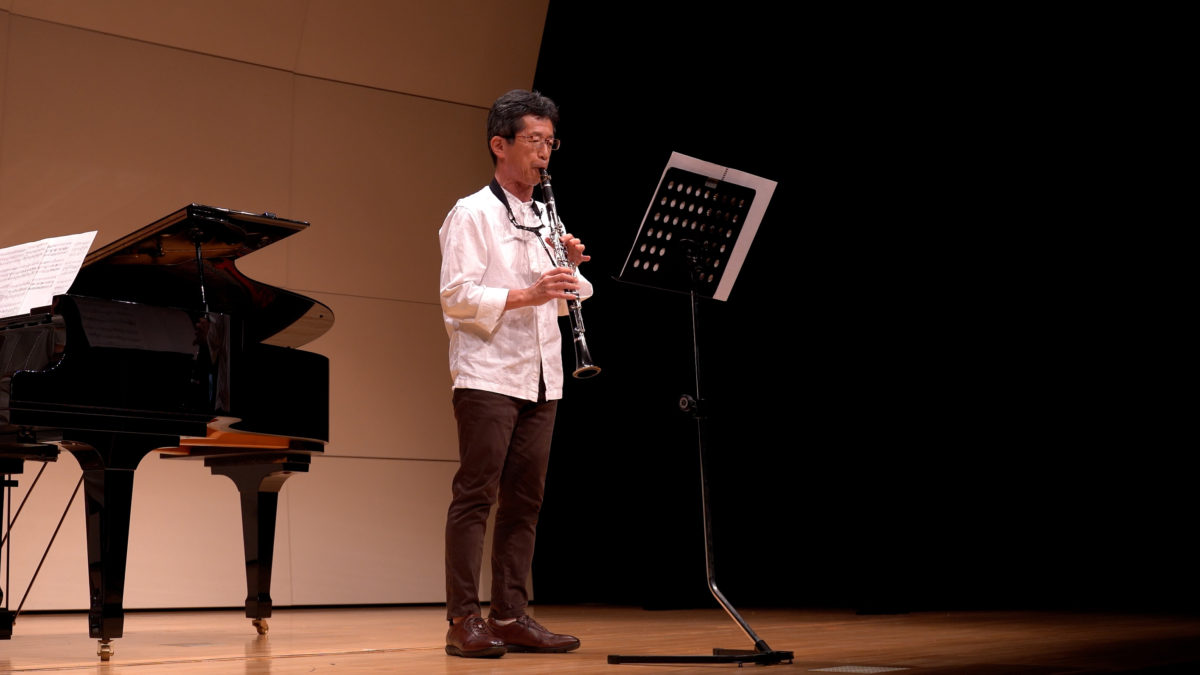 発表会でソロ演奏する生徒