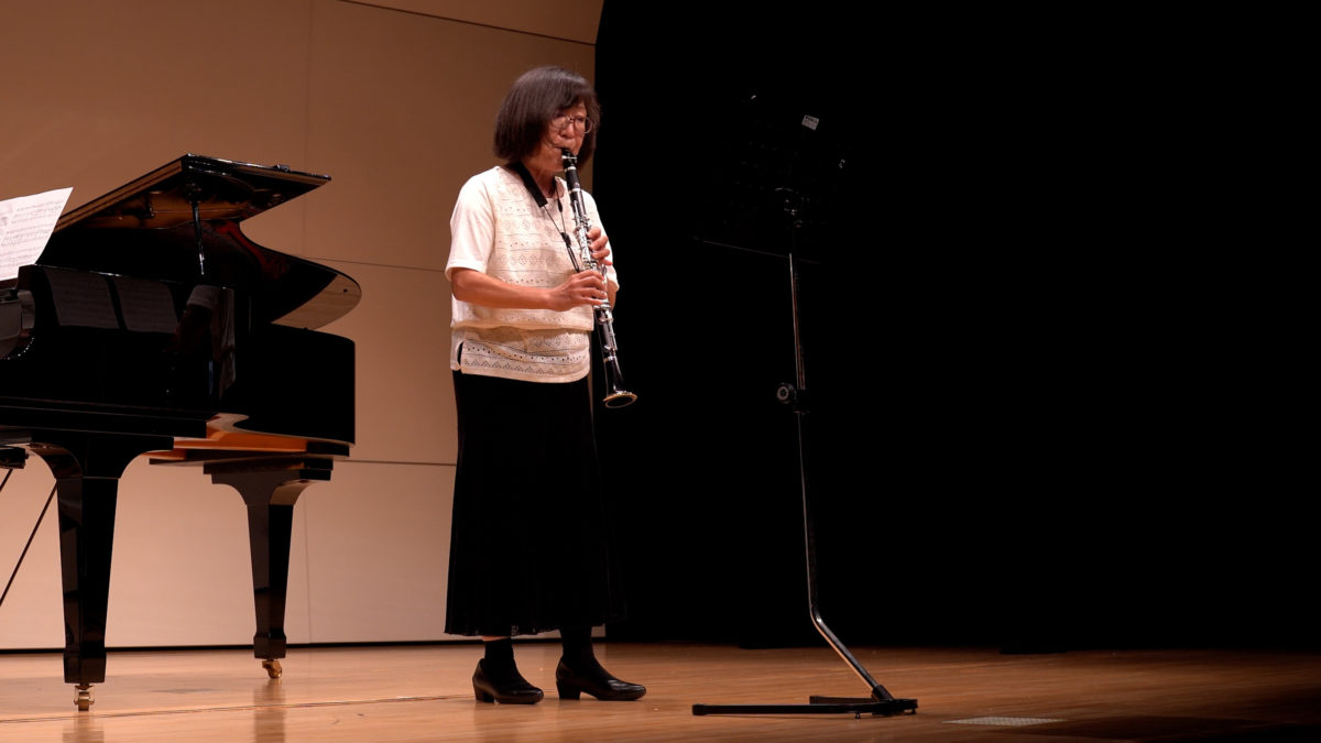 発表会でソロ演奏する生徒