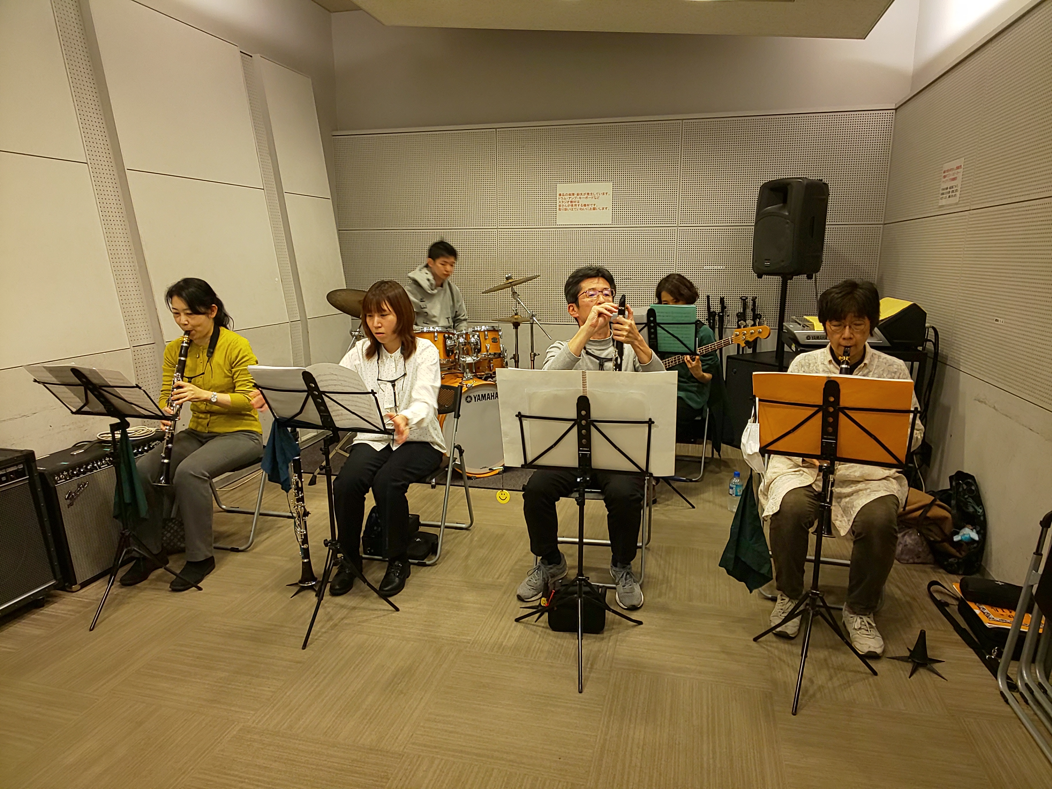 思い思いに準備をするバンドアンサンブルメンバー
