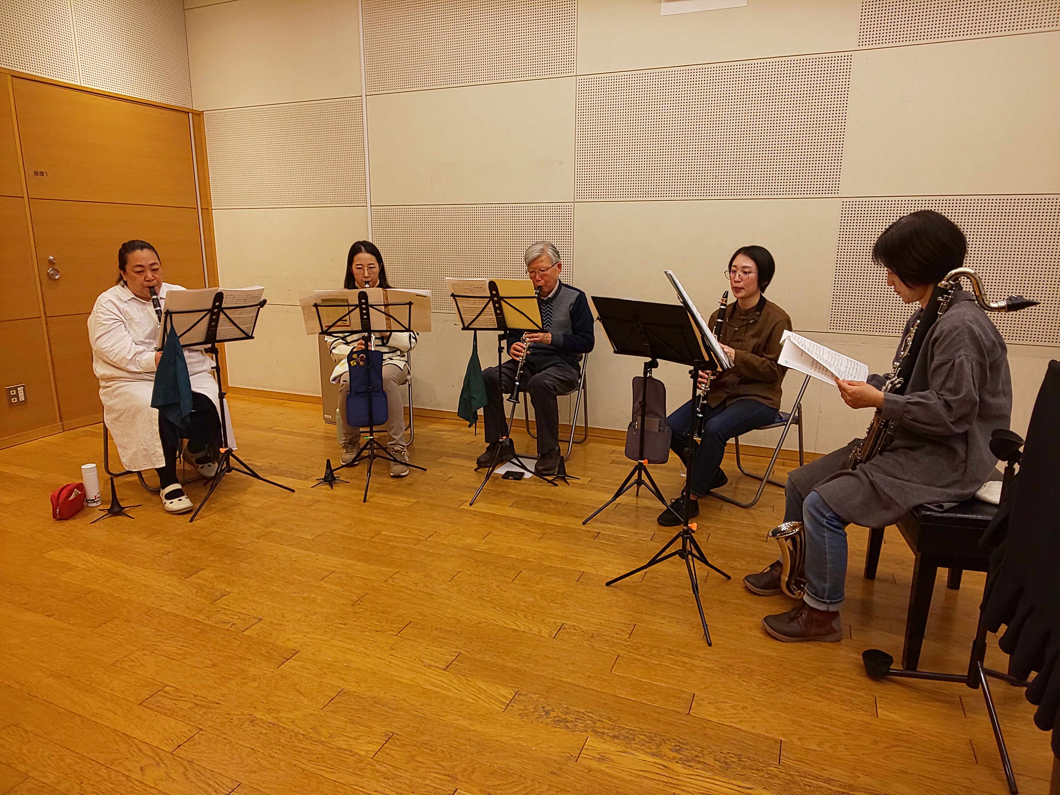 ちょっとした空き時間にも個人練習をする中級者アンサンブル・チームくらげのメンバー