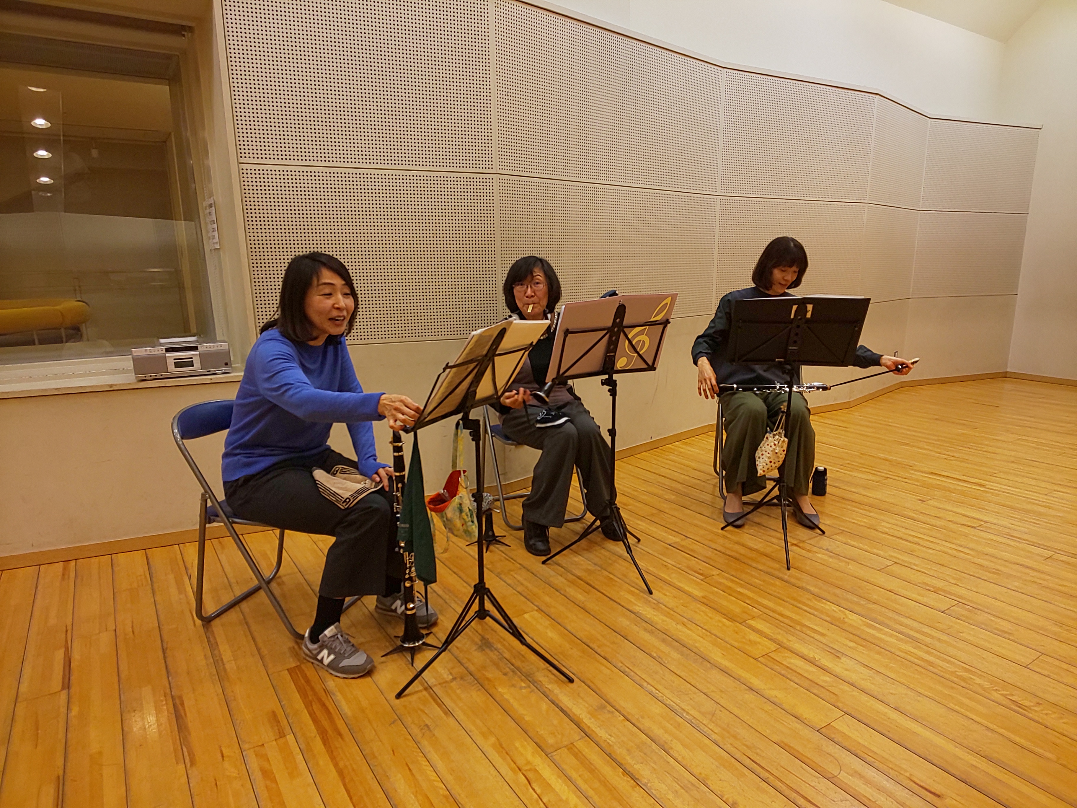 休憩しつつ談笑する中級者アンサンブル・チームかるがものメンバー