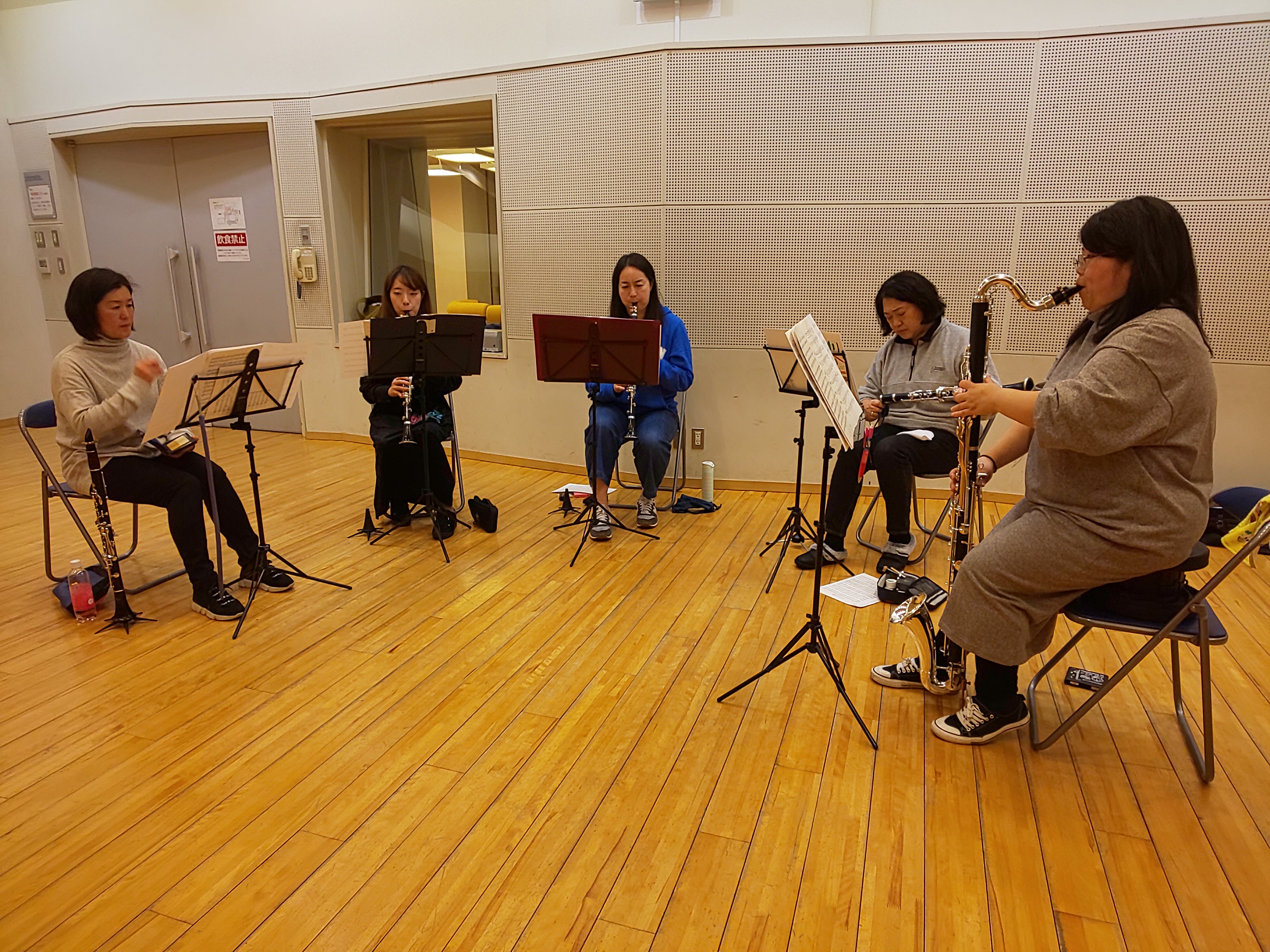 最後の通しの前に各々準備をする上級者アンサンブルメンバー