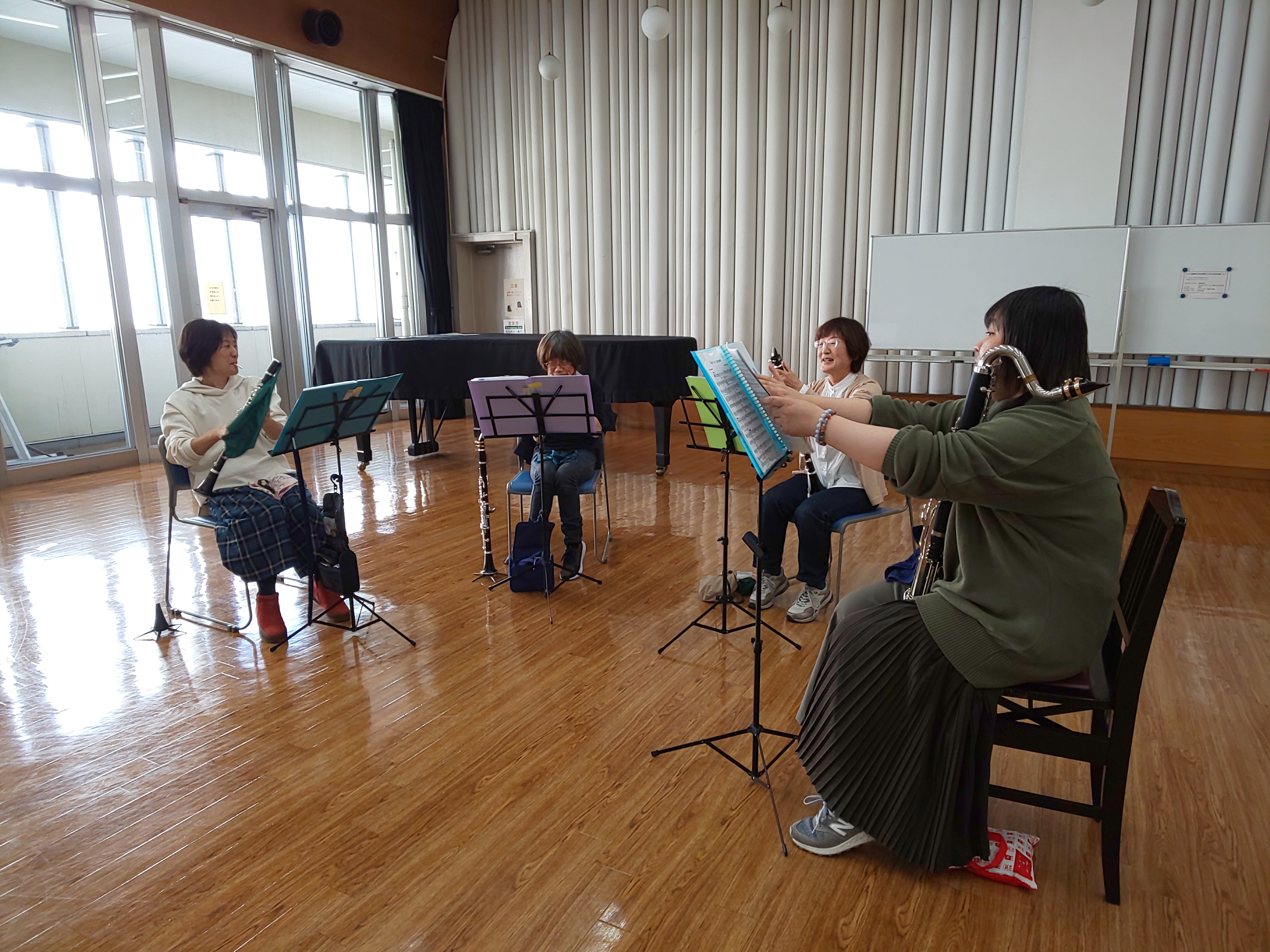 休憩中に笑顔の中級者アンサンブル・チームぞうさんのメンバー