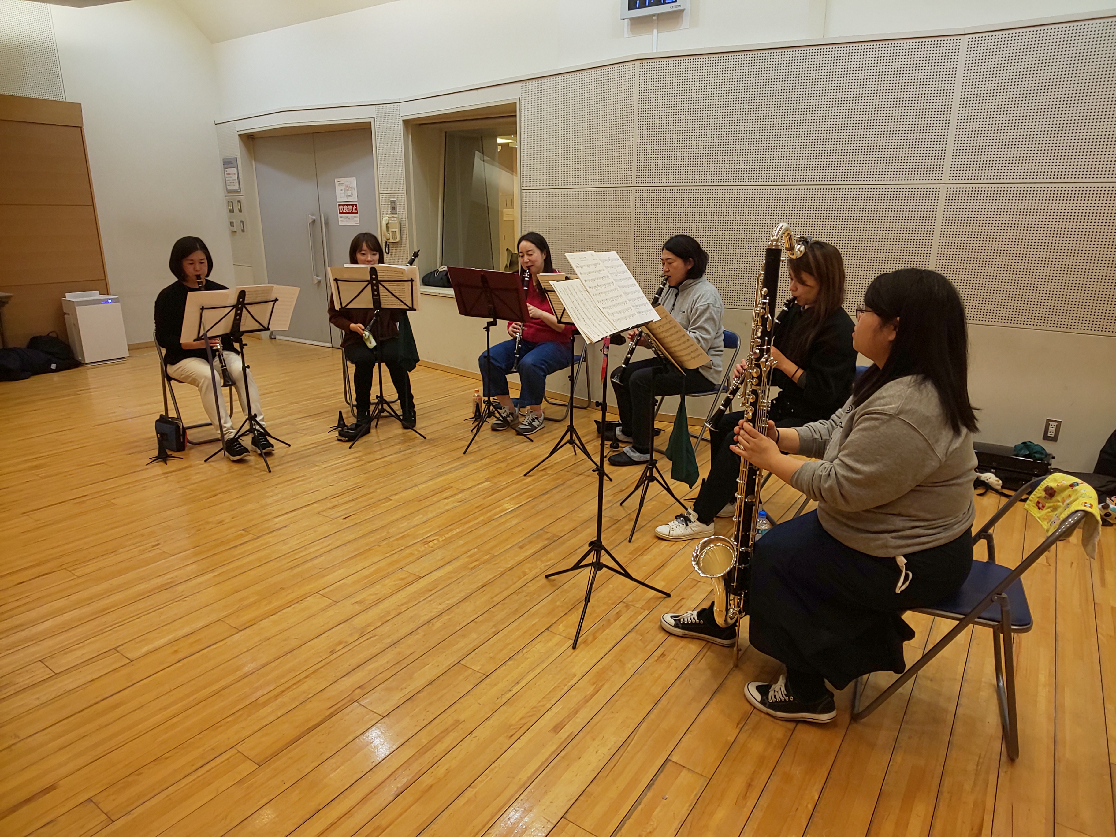 難しい部分を克服するために個人練習に励む上級者アンサンブルメンバー