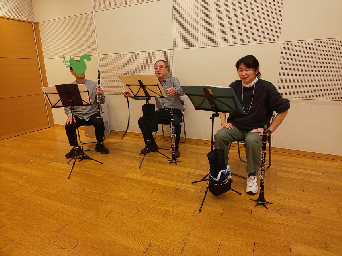 個人練習の時間中にそれぞれの悩みを話す初級者アンサンブルメンバー