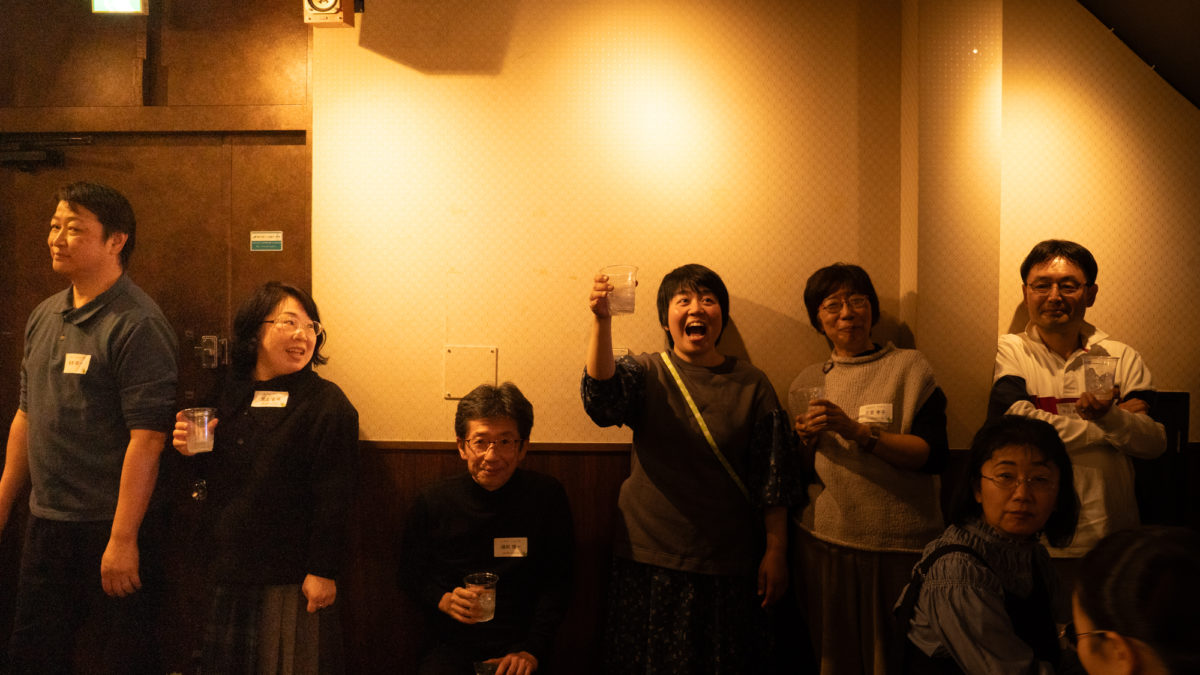 ドリンクのラストオーダーに並ぶ懇親会参加者