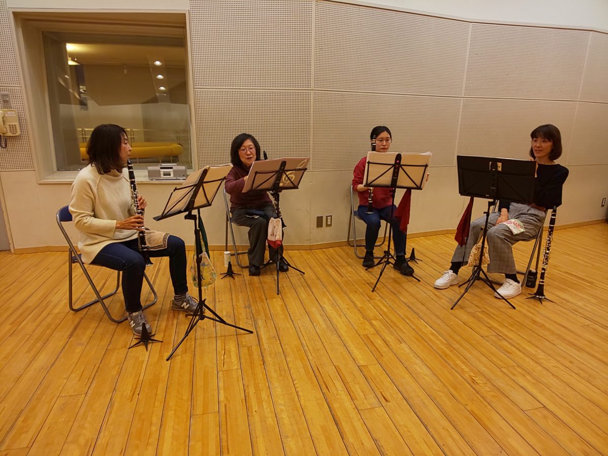談笑しつつ個人練習に励む中級者アンサンブル・チームかるがものメンバー