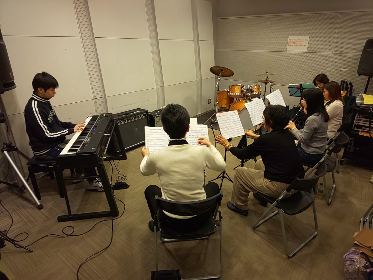 休憩時間のバンドアンサンブルメンバー