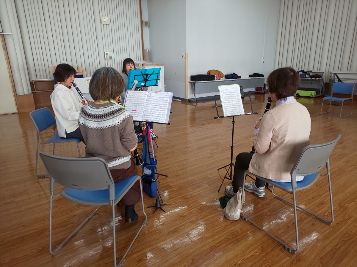 曲を仕上げるべく合わせに取り組む中級者アンサンブル・チームぞうさんのメンバー