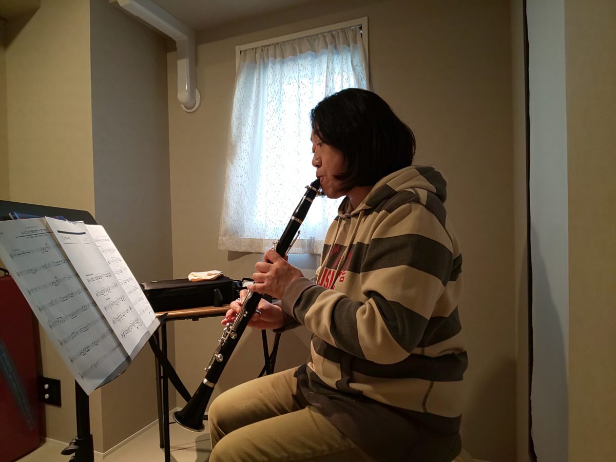 レッスンで座って演奏する生徒