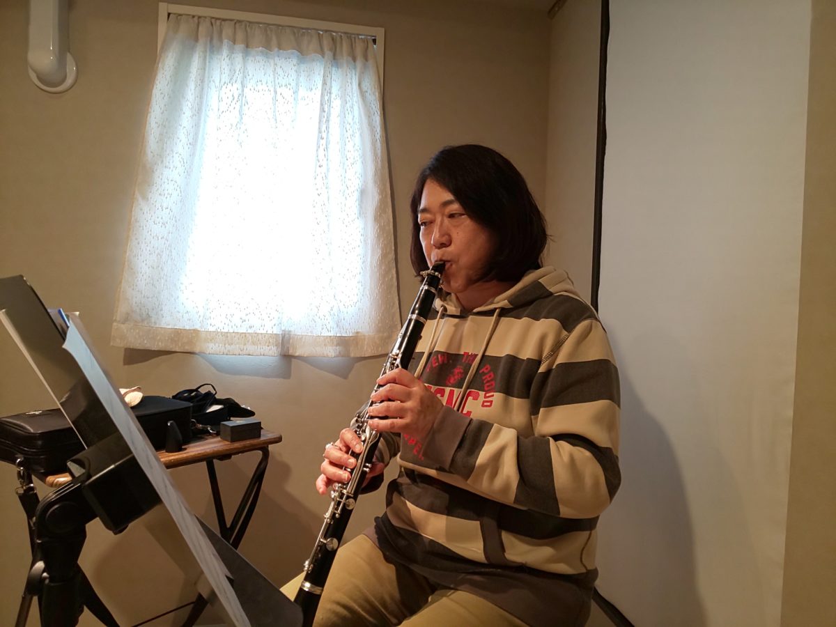 レッスンで座って演奏する生徒