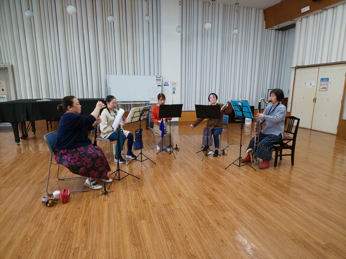 各自最後の確認をする中級者アンサンブル・チームくらげのメンバー