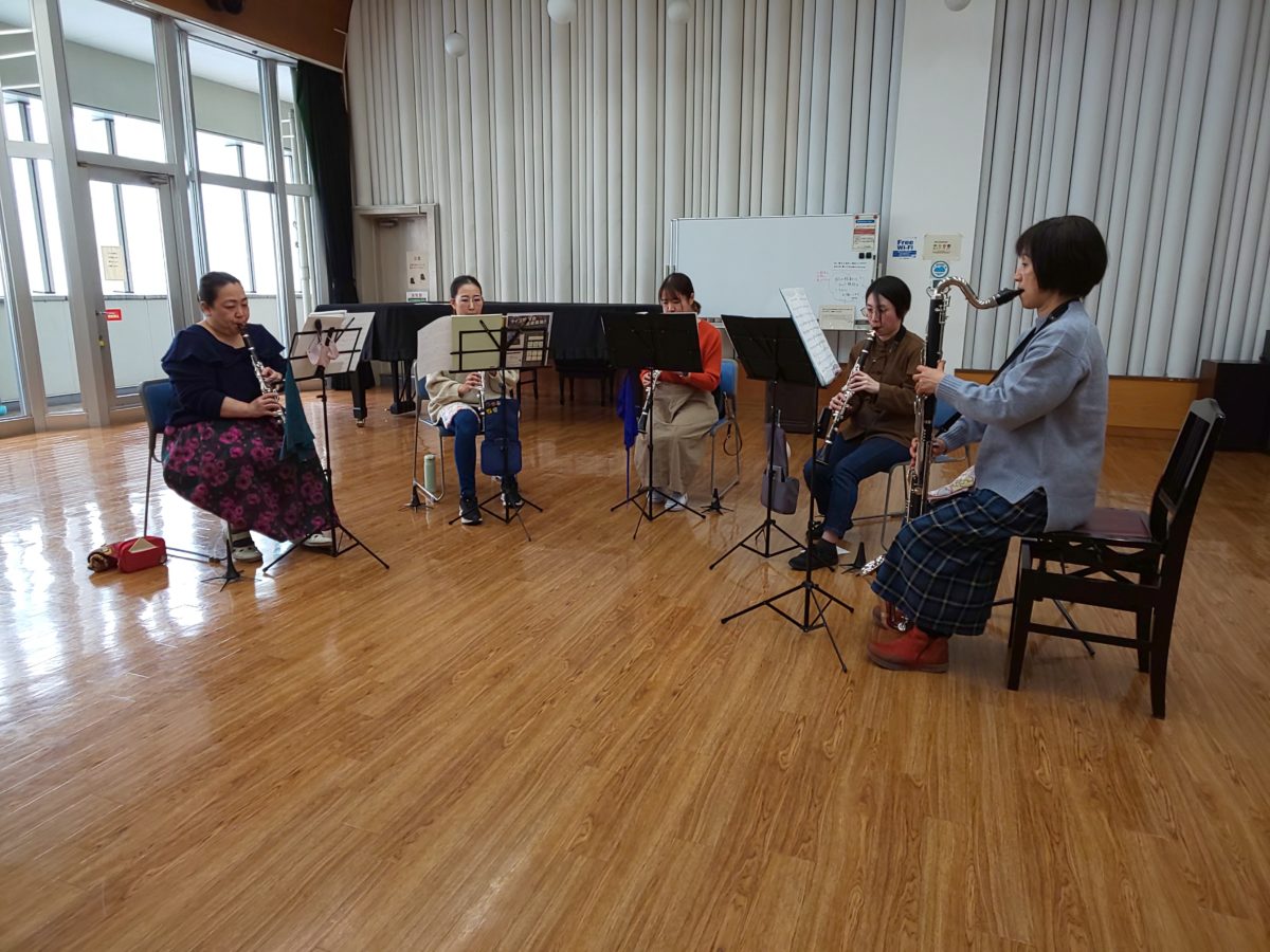 いよいよ本番を翌日に控え緊張感漲る中級者アンサンブル・チームくらげのメンバー