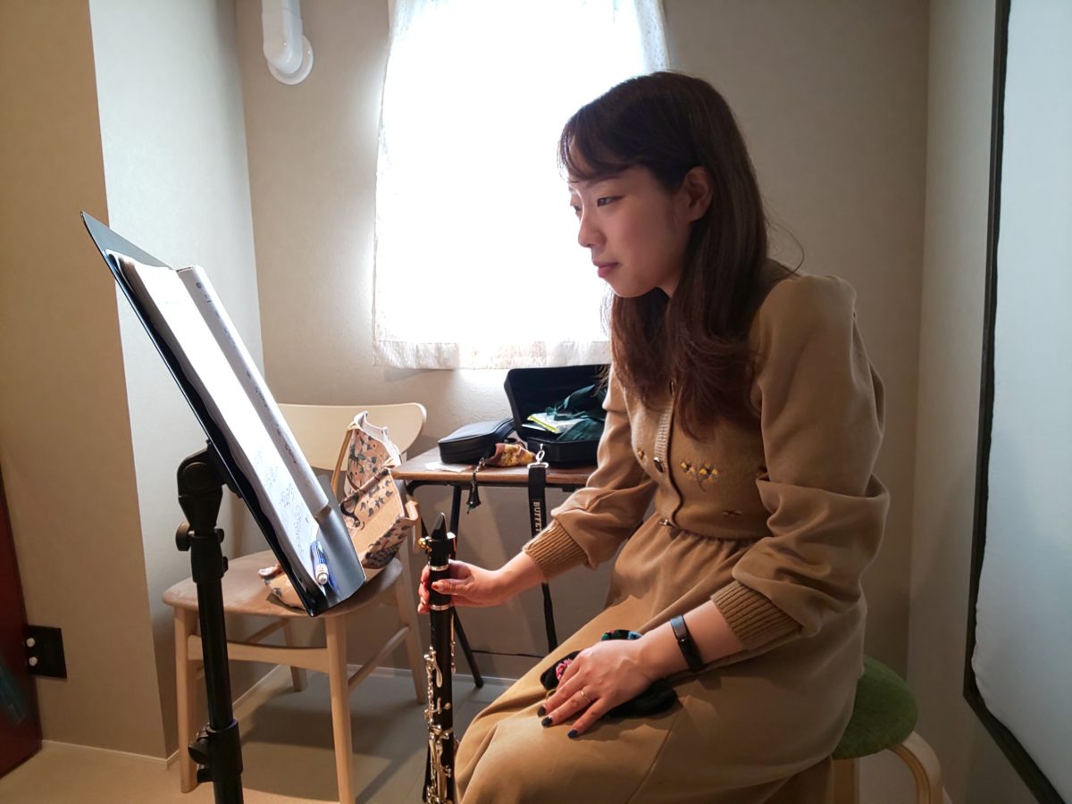 曲の吹き方について考える生徒