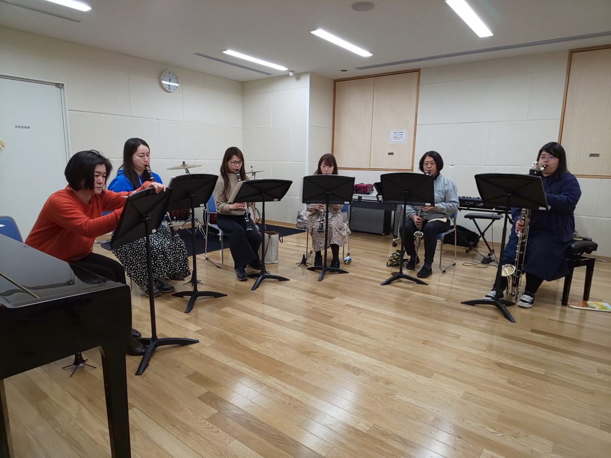 初見後に各自譜読みをする上級者アンサンブルメンバー