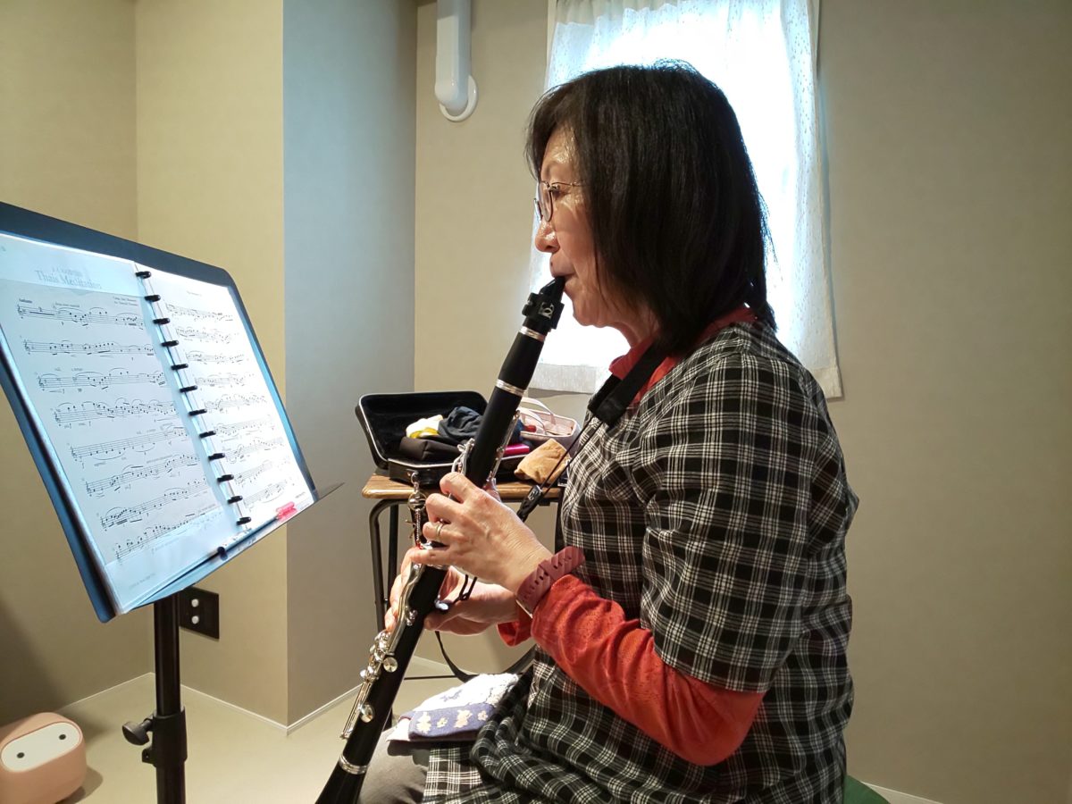 座って演奏する生徒