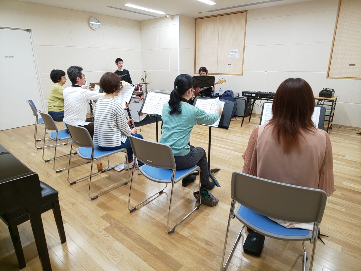 より良い演奏のために個人練習をするバンドアンサンブルメンバー