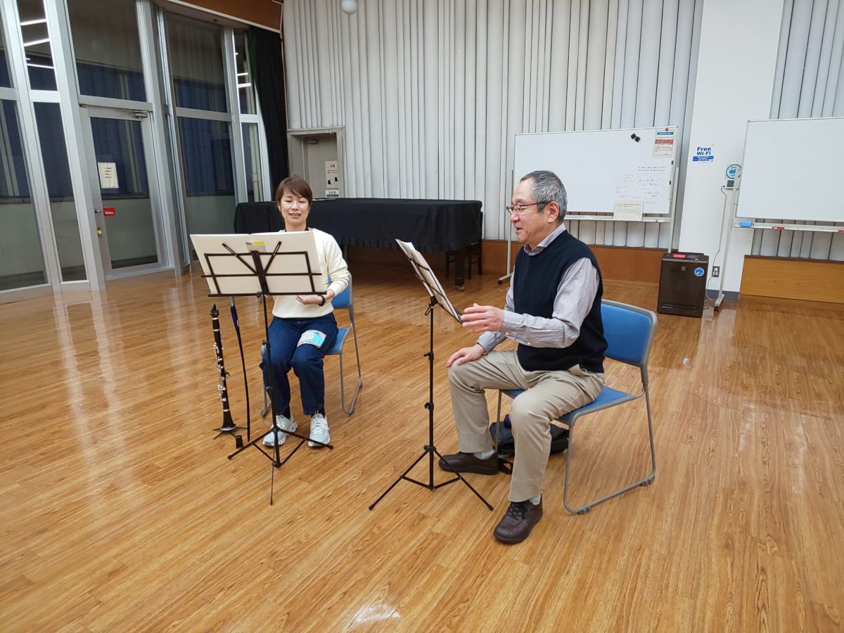 演奏の合間に笑顔で話をする初級者アンサンブルメンバー