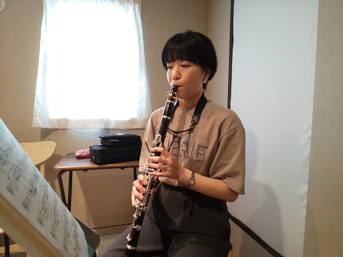 座って演奏する生徒