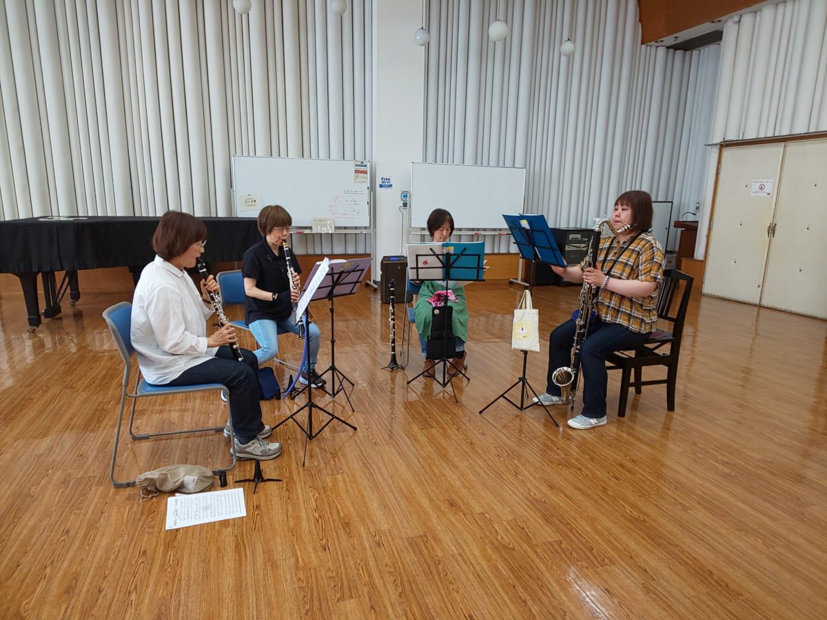 個人練習をする中級者アンサンブル・チームぞうさんのメンバー