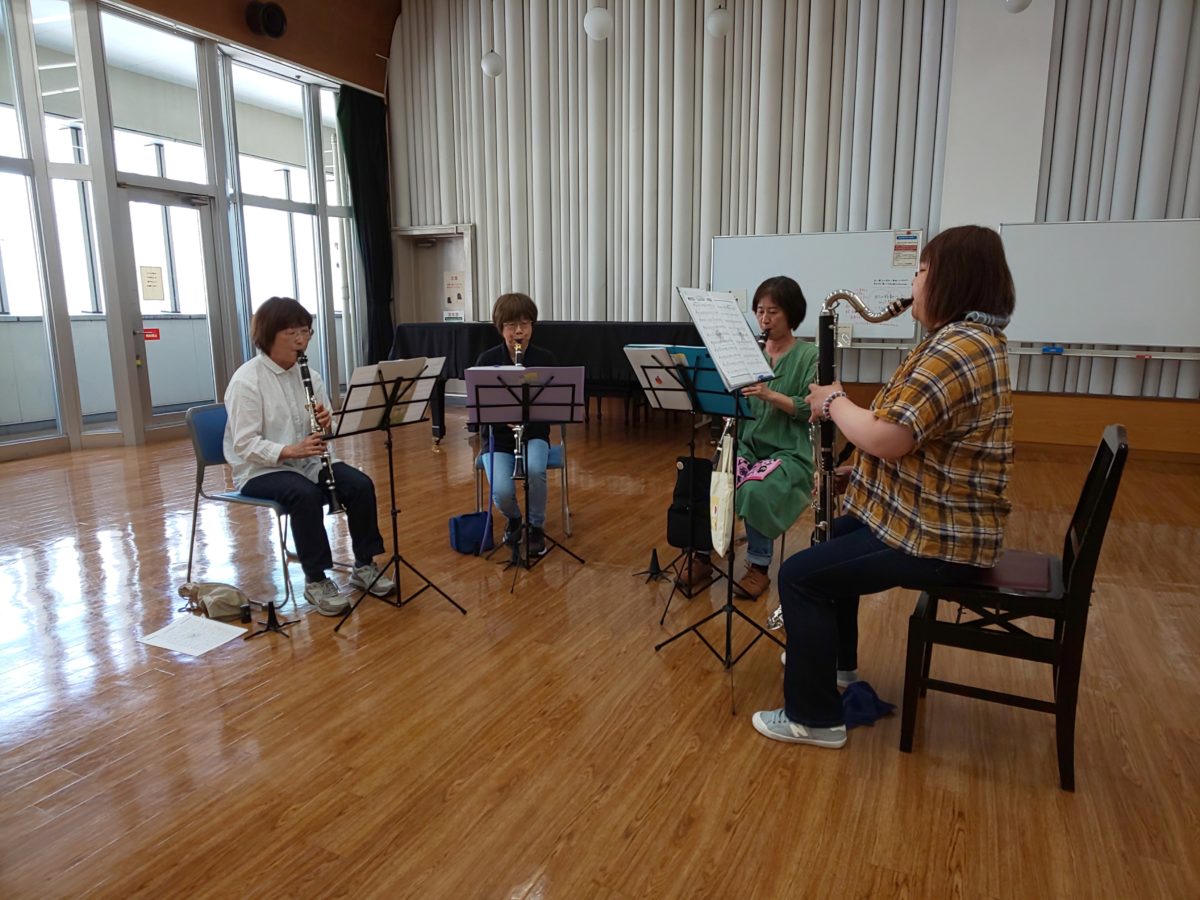 まとまりのある演奏を目指して合わせをする中級者アンサンブル・チームぞうさんのメンバー