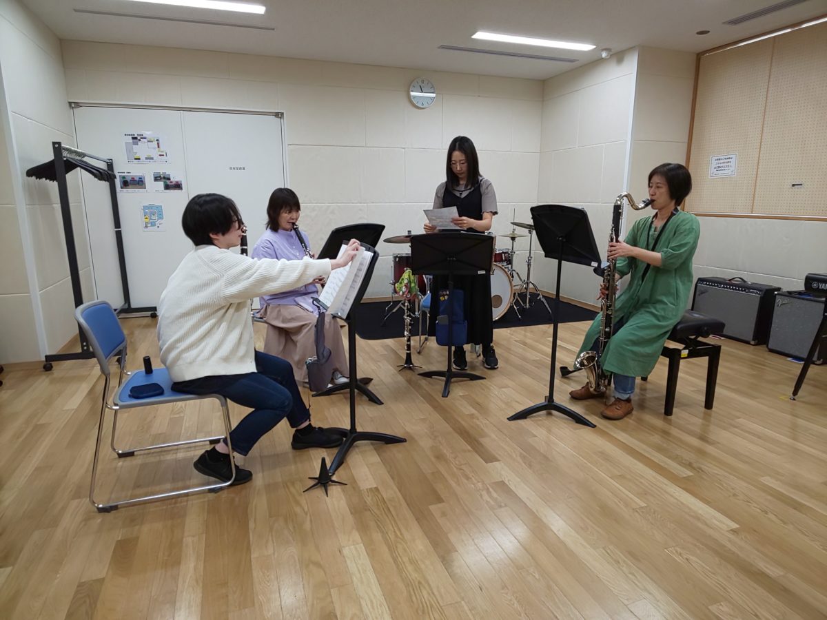 休憩時間をそれぞれ過ごす中級者アンサンブル・チームくらげのメンバー