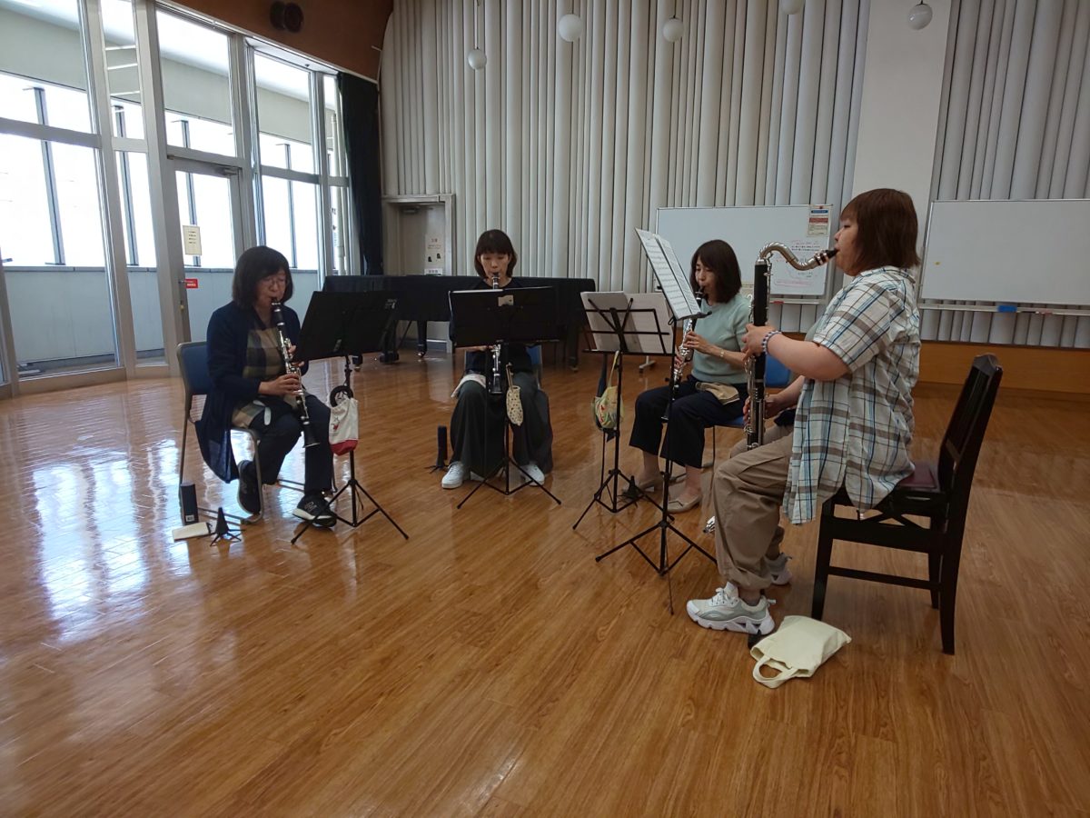 曲の仕上げに向けて頑張る中級者アンサンブル・チームかるがものメンバー