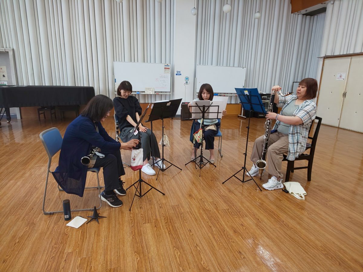 休憩時間におしゃべりする中級者アンサンブル・チームかるがものメンバー