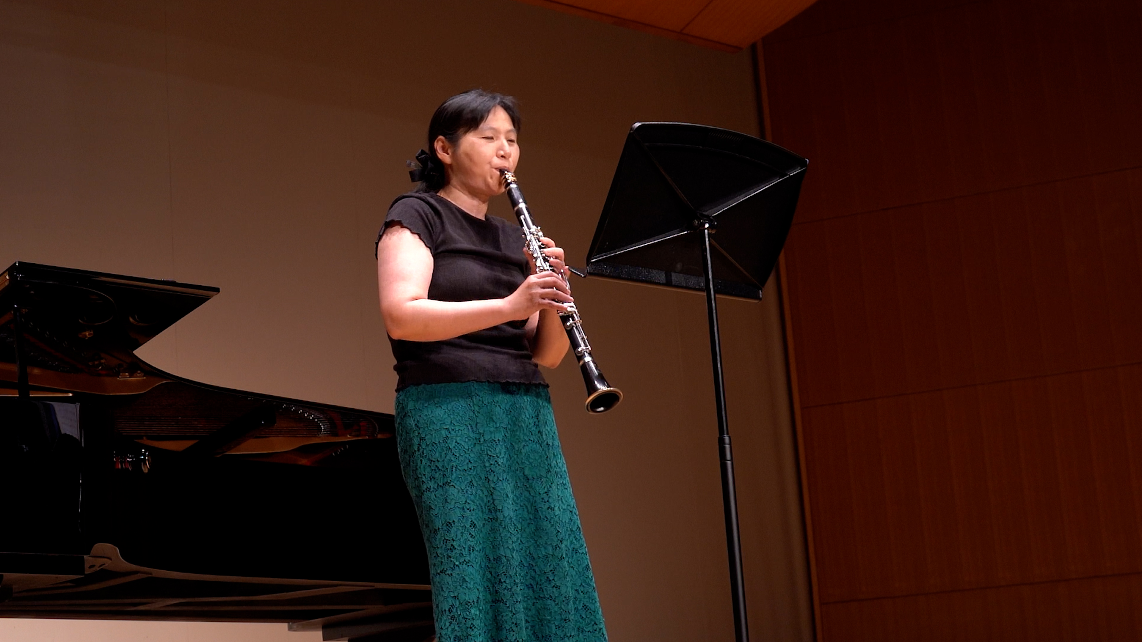 発表会でソロ演奏する生徒