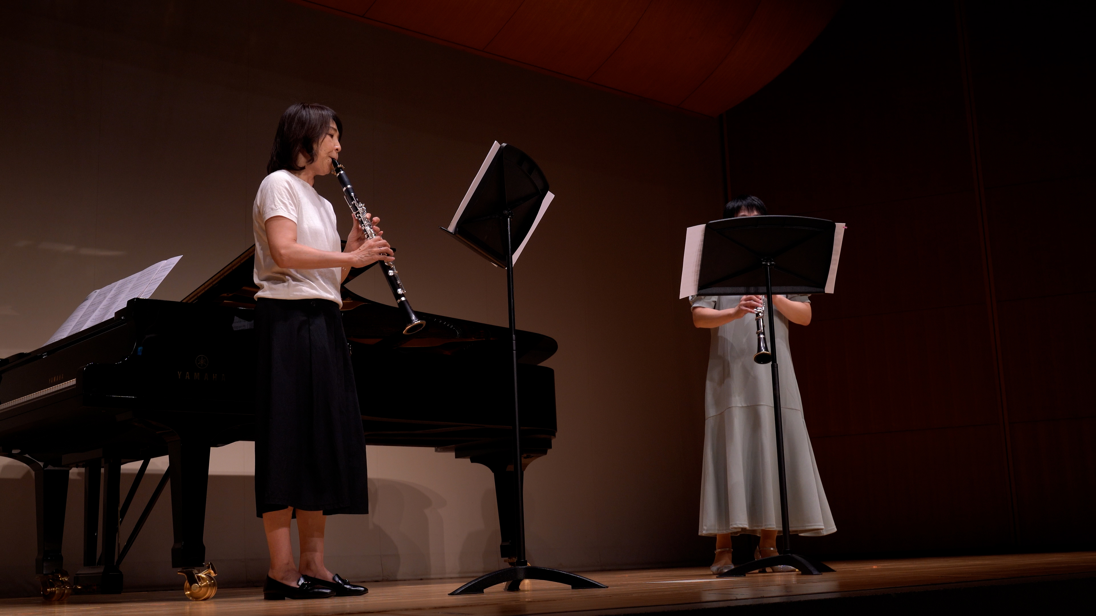 発表会で演奏する生徒