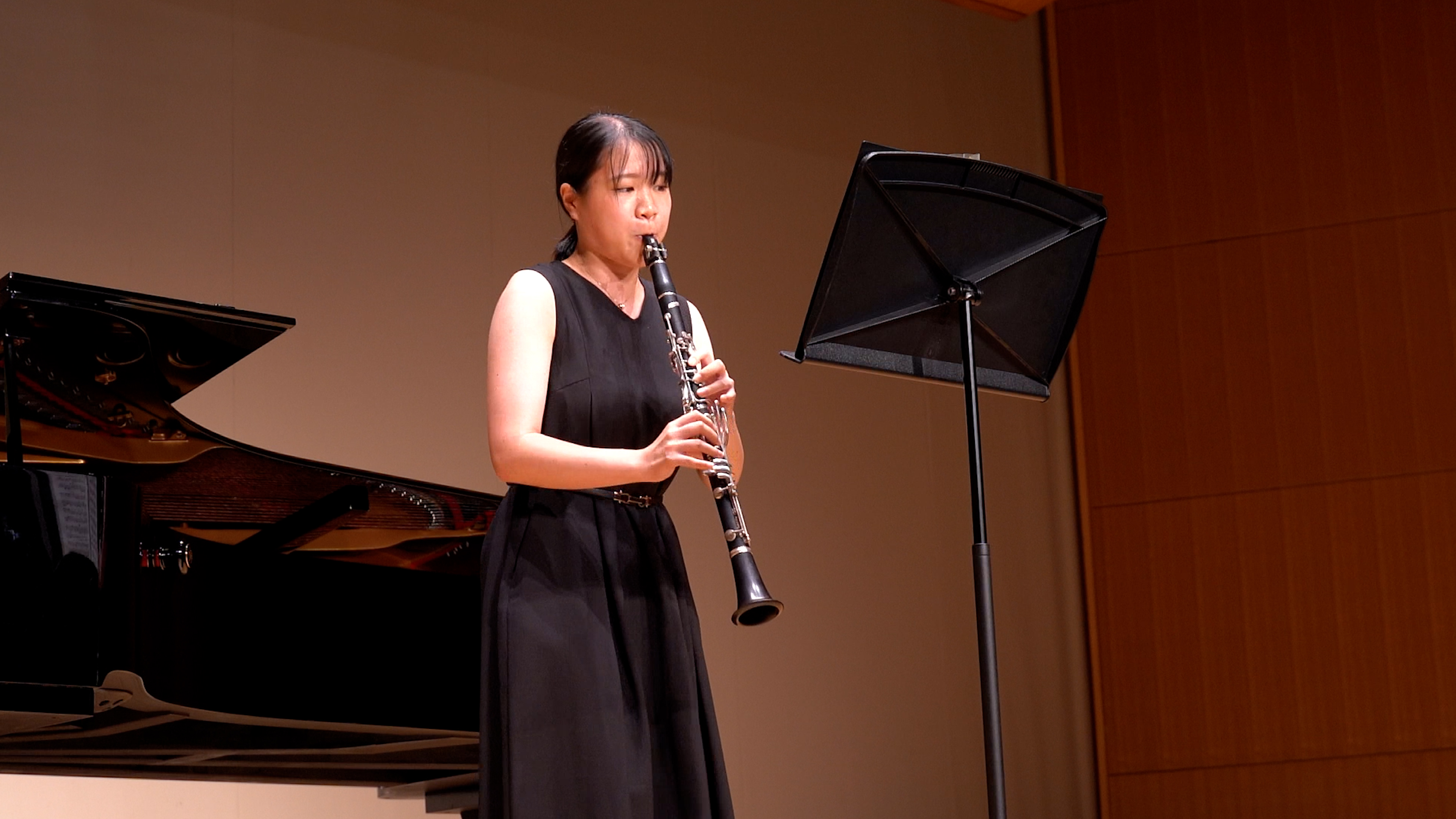 発表会でソロ演奏する生徒